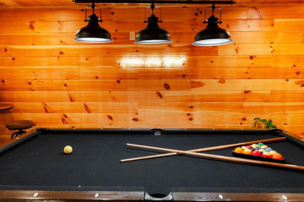 Τραπέζι μπιλιάρδου στο Sleeps 16 Luxury Cabin with Game Room & Hot Tub