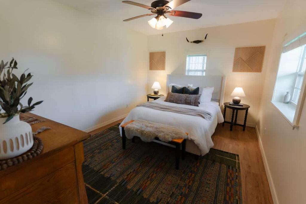 Un dormitorio con una cama y un ventilador de techo. en COZY Cabin with Hot Tub - Near all in Hocking Hills, en Logan