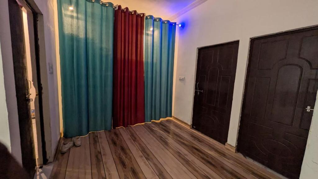 un corridoio con tende colorate e due porte di A P GRAND HOTEl a Kānpur