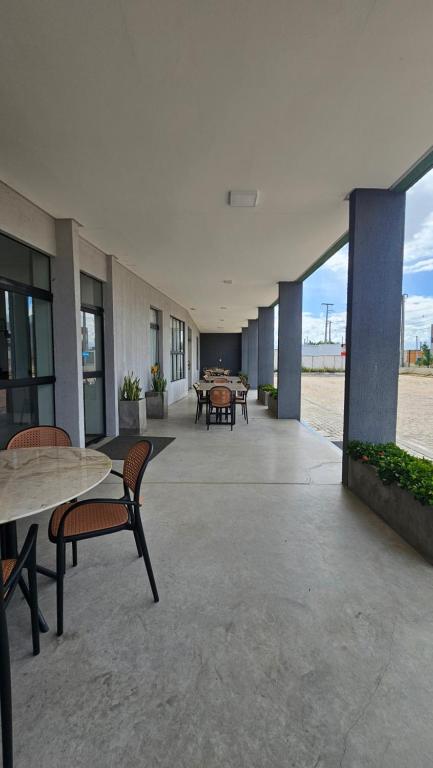 LajesにあるPousada Itaretamaのテーブルと椅子とテーブルのある空のパティオ