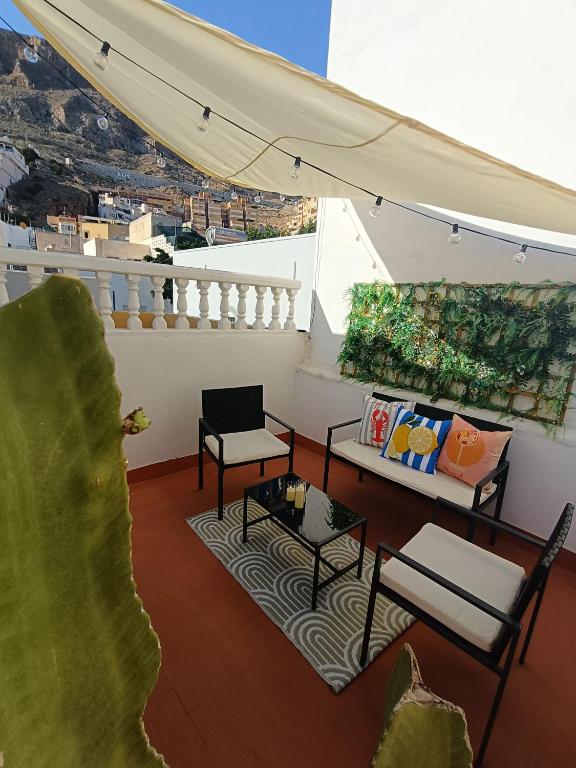 a living room with a couch and a table at Casa Aguadulce Puerto in Aguadulce