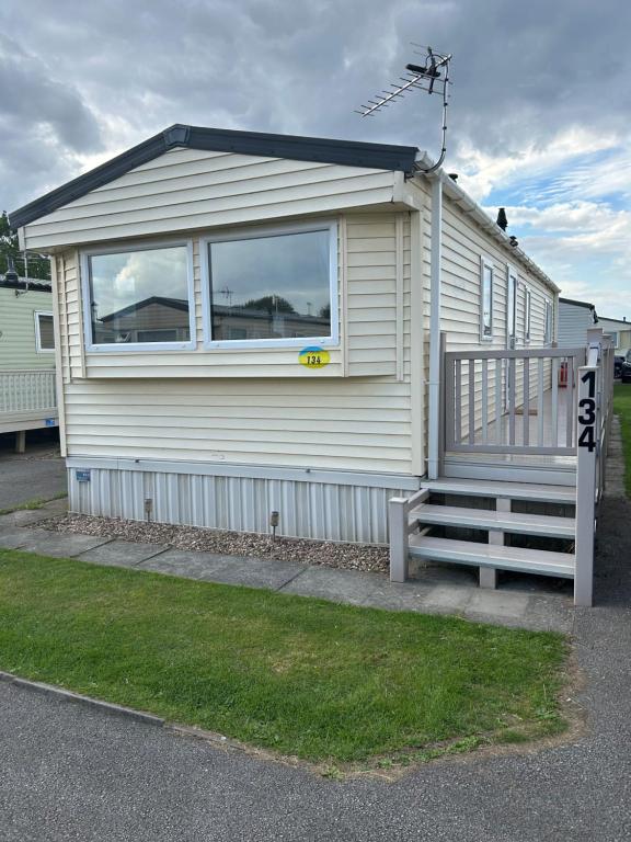 une maison avec une grande fenêtre sur le côté dans l'établissement 2 Bedroom Caravan 6 Birth The Wolds Ingoldmells Skegness - No pets free WiFi, à Ingoldmells
