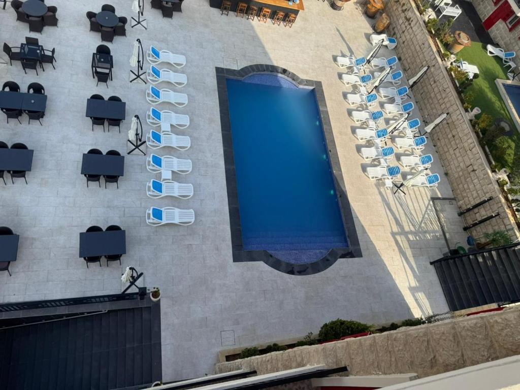una piscina sul lato di un edificio di Terminal K Bhamdoun Hotel a Aley