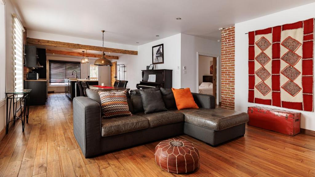 un salon avec un canapé et une cuisine dans l'établissement Downtown Heritage House and Free Parking, à Joliette