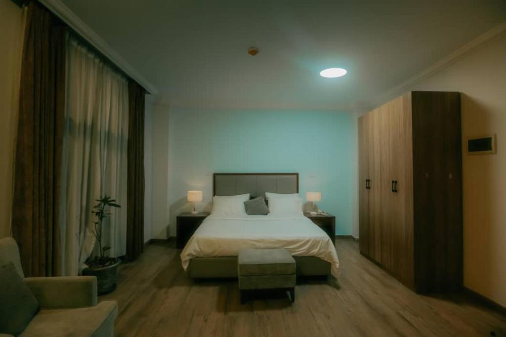 Postel nebo postele na pokoji v ubytování Authopia Hotel