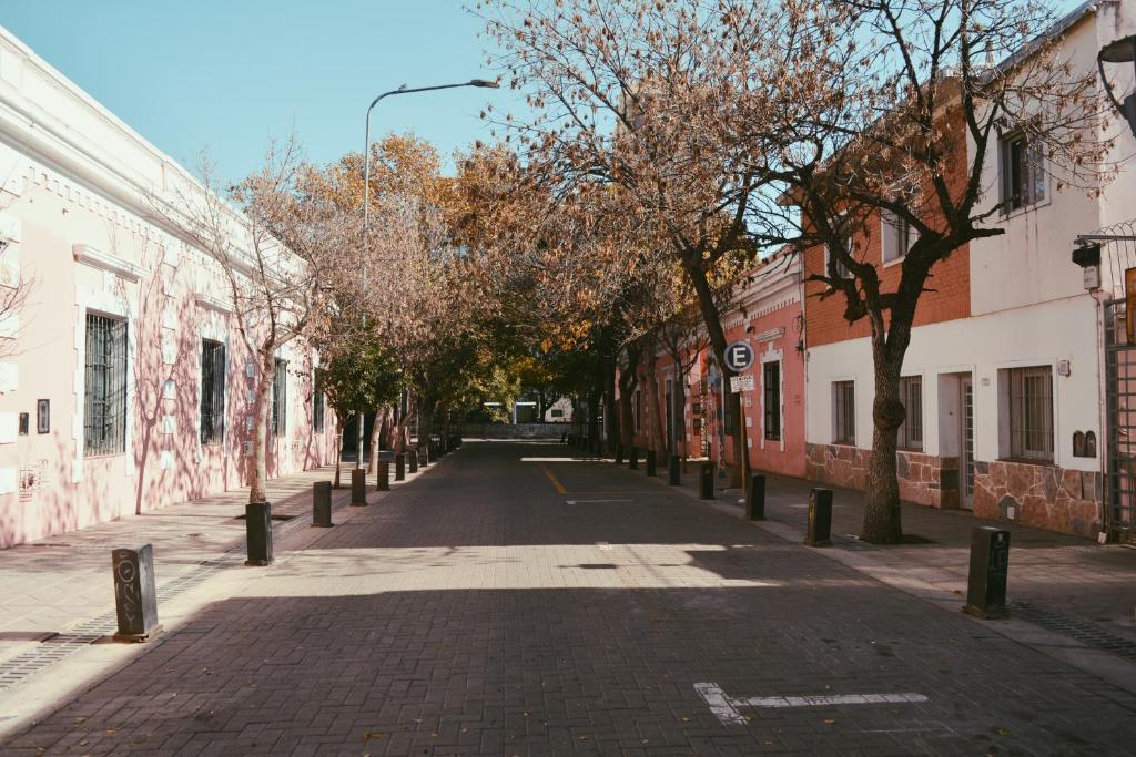 an empty city street with trees and buildings at Hostel en Córdoba Capital con excelente ubicación y ambiente cuidado -Casa Revol- Barrio Güemes in Cordoba