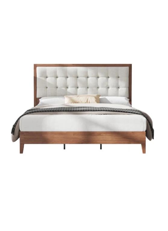 ein weißes Bett mit Holzrahmen und weißer Matratze in der Unterkunft Brooklyn Hideaway in Brooklyn