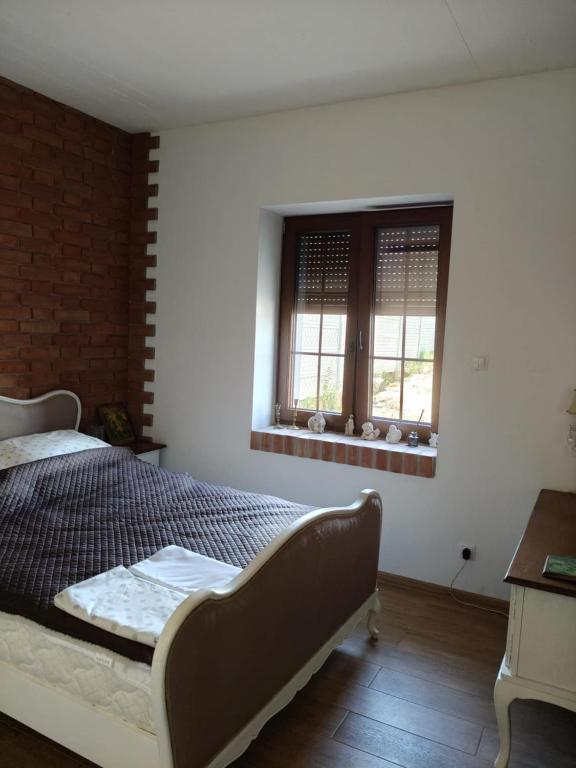 a bedroom with a bed and a window at Słoneczne apartamenty Zator blisko Energylandii in Zator