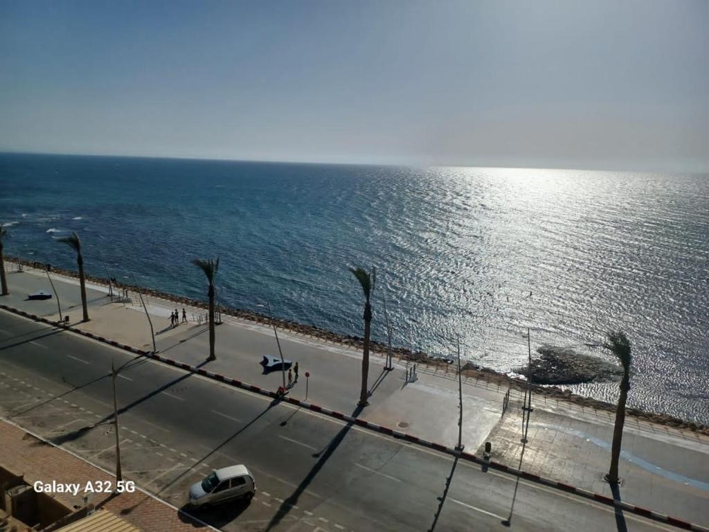 une vue d'une plage avec l'océan dans l'établissement appart en front de mer, à Mostaganem