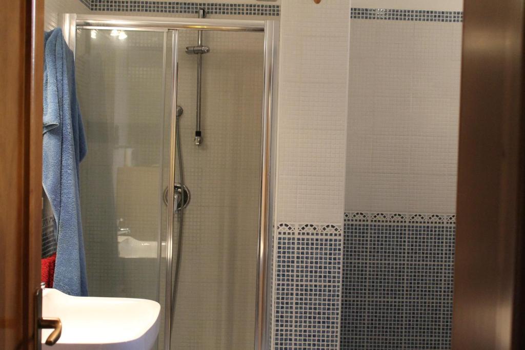 A bathroom at rita
