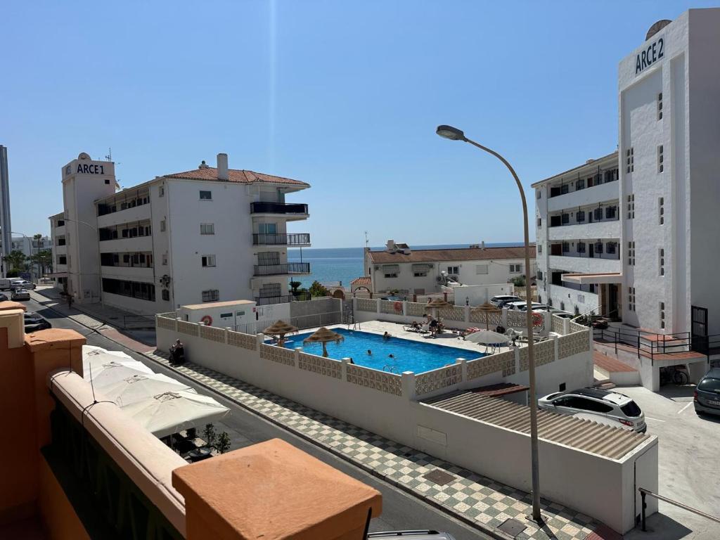 una piscina in cima a un edificio con edifici di Apartamento SERENITY Nerja a Nerja