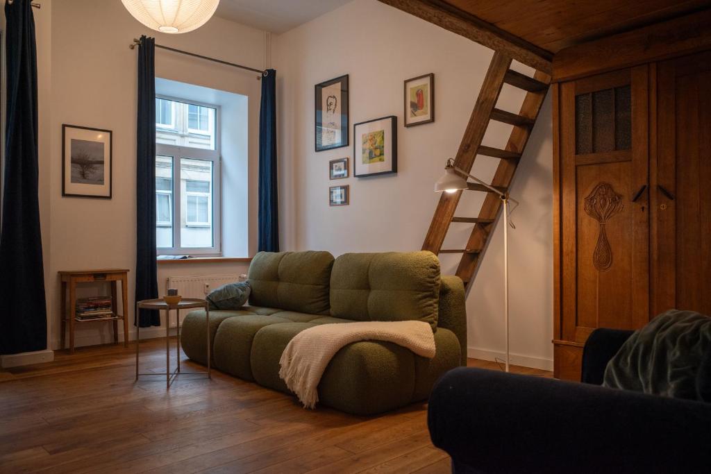 Steponas Old Town Studio tesisinde bir oturma alanı