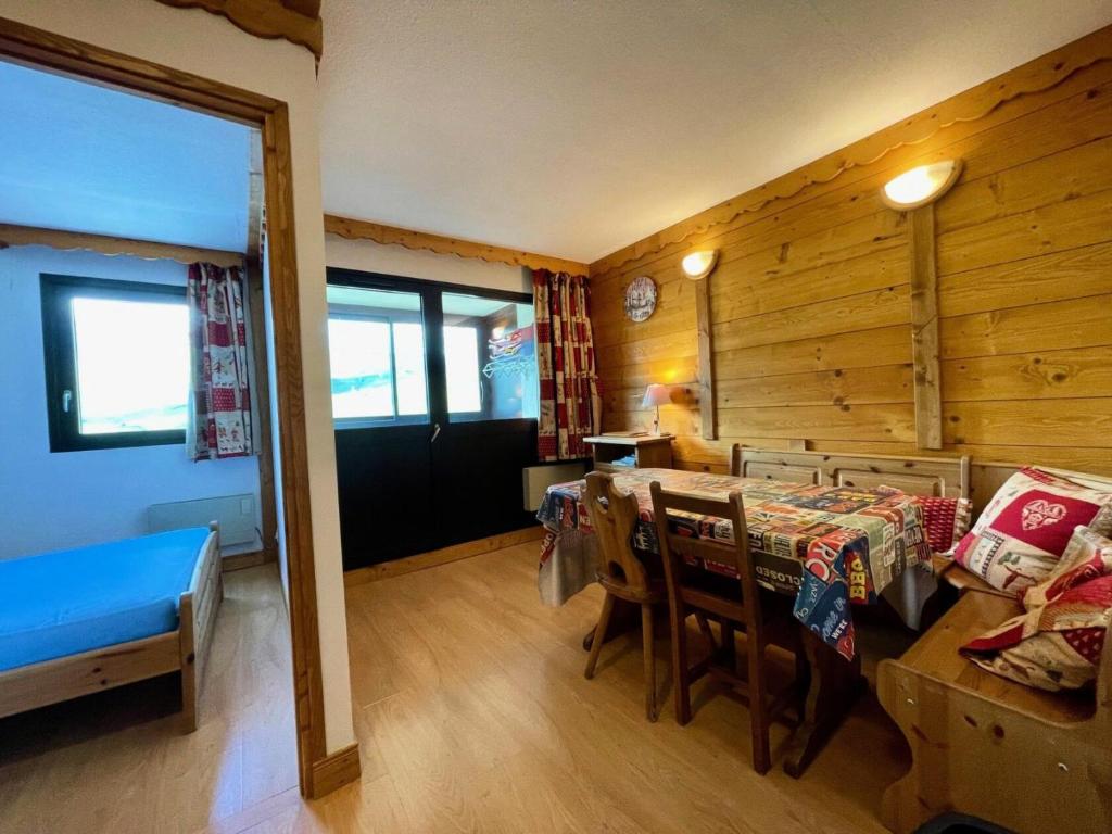 Ένα ή περισσότερα κρεβάτια σε δωμάτιο στο Résidence Vanoise - appartement avec chambre et cabine, au couer de Val Thorens MAE-1414