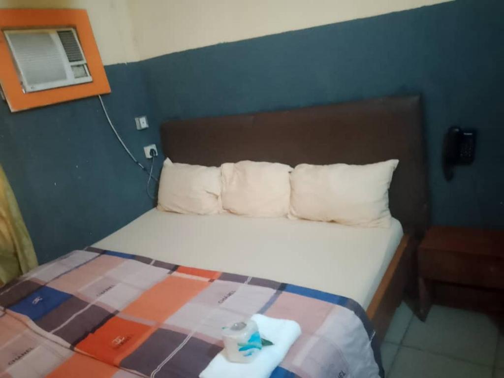 Postel nebo postele na pokoji v ubytování GAT Travellers Hotel