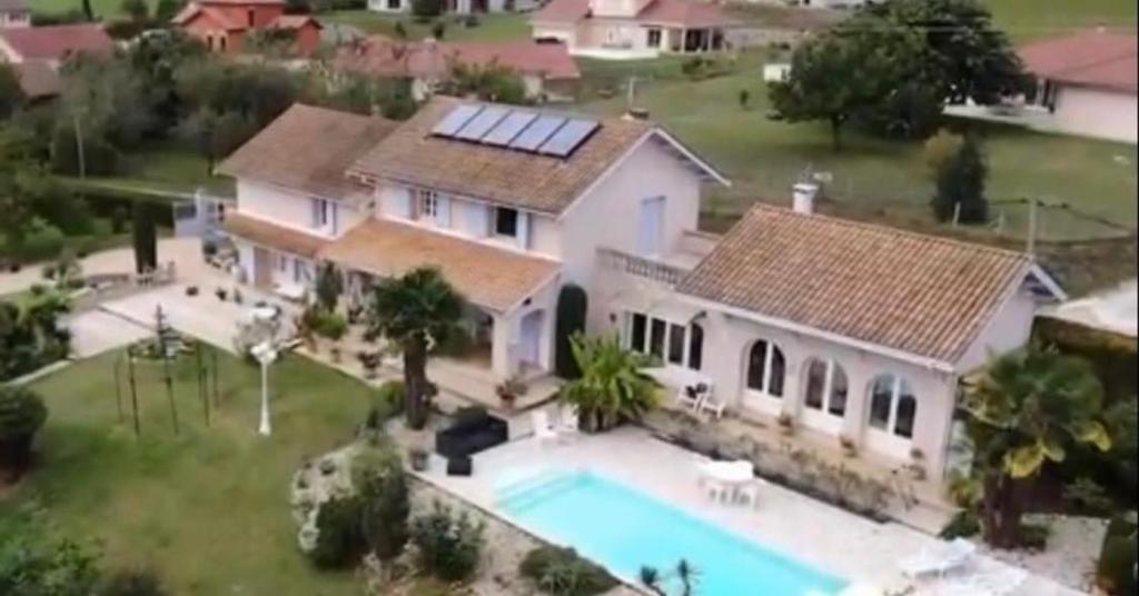 an aerial view of a house with a swimming pool at Domaine de la Provençale in Saint-Didier-de-la-Tour