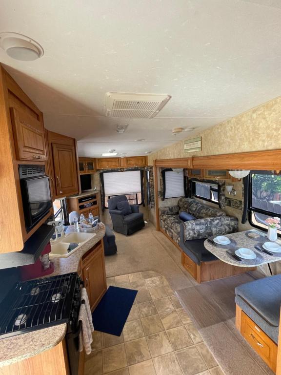 サンディエゴにあるLa Mesa Cozy CamperのRVのキッチンとリビングルーム