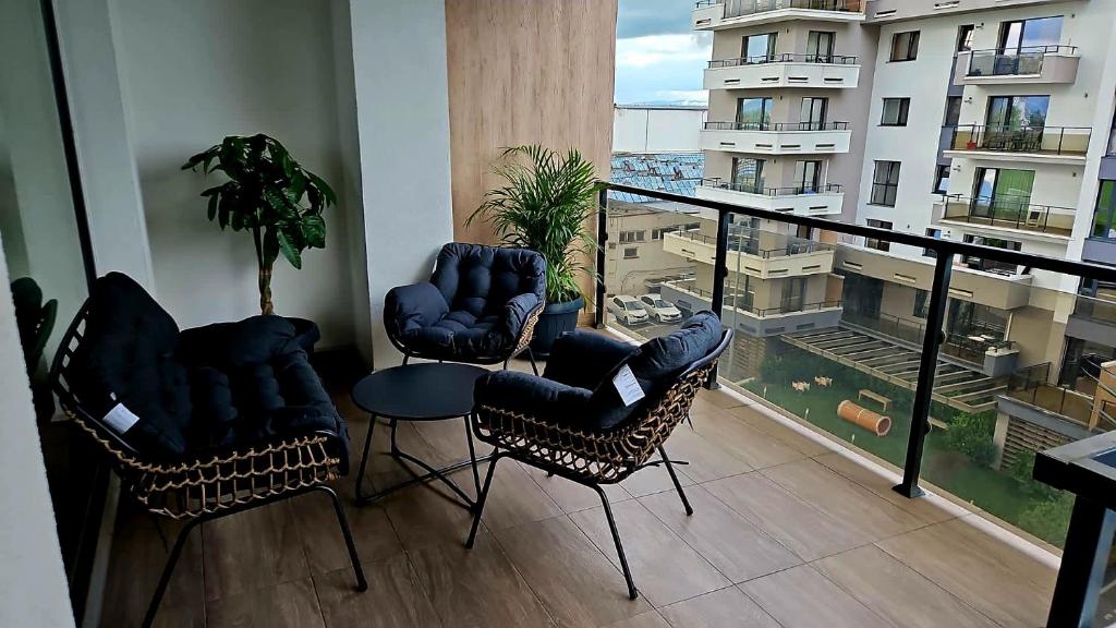 een balkon met 2 stoelen en een tafel en uitzicht bij Save Relaxing Residence Brasov in Braşov