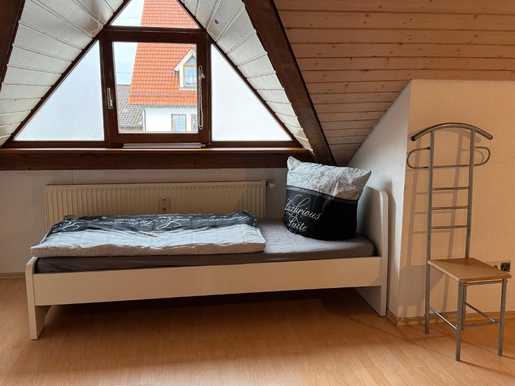 Postel nebo postele na pokoji v ubytování Monteur Budget-Ferienhaus in Oggelshausen am Federsee nähe Biberach