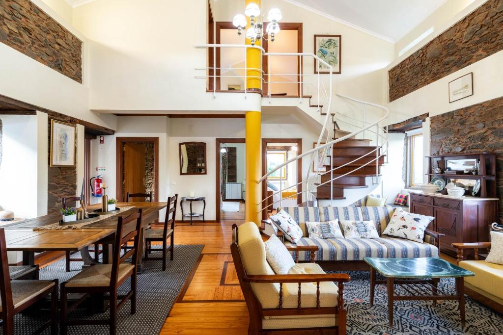 una sala de estar con un sofá y una mesa en Nature Tourism Quinta Nova, en Castanheira de Pêra