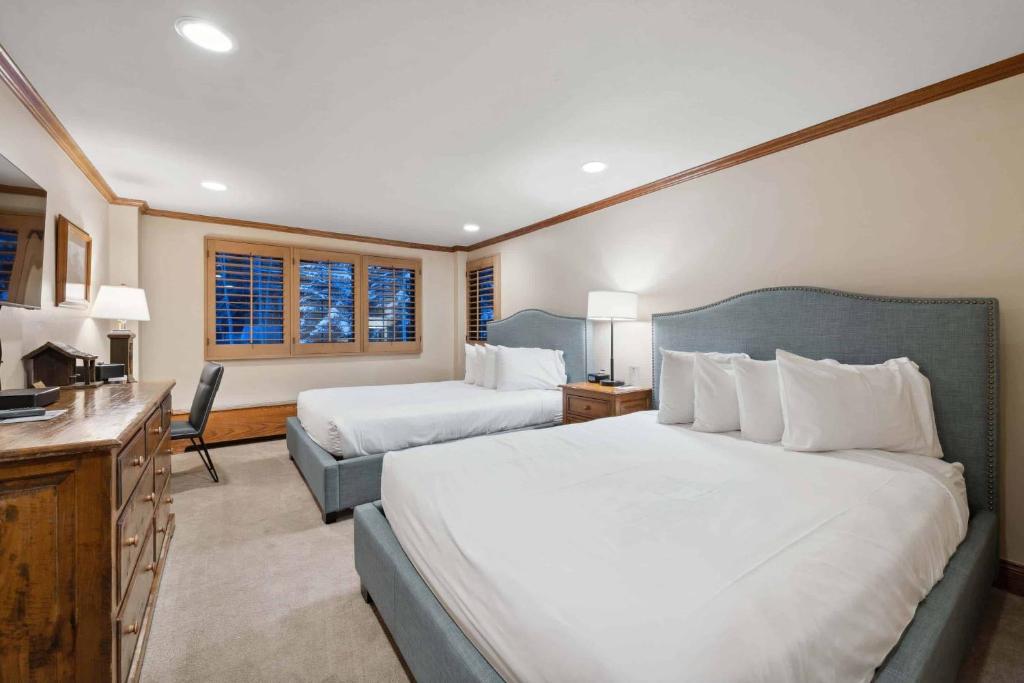 a hotel room with two beds and a couch at Lodge Tower 281 in Vail