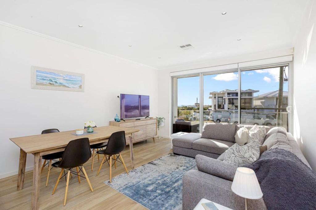 TV a/nebo společenská místnost v ubytování Relax in blissful sun-soaked luxury by the beach