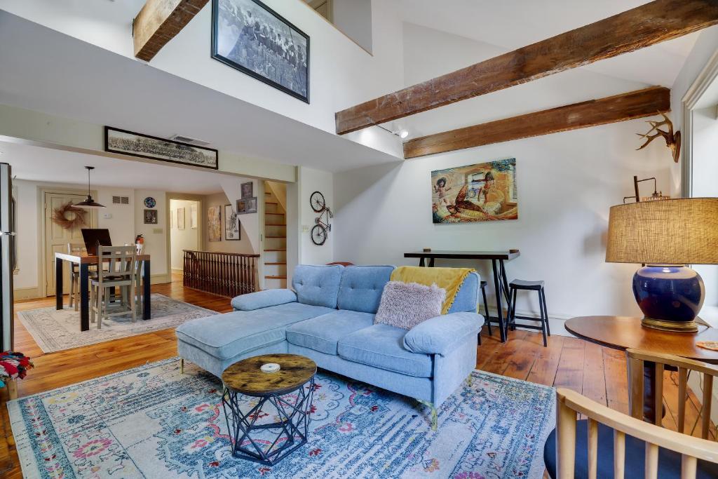 uma sala de estar com um sofá azul e uma mesa em In The Heart Of Jim Thorpe (with your own parking) em Jim Thorpe