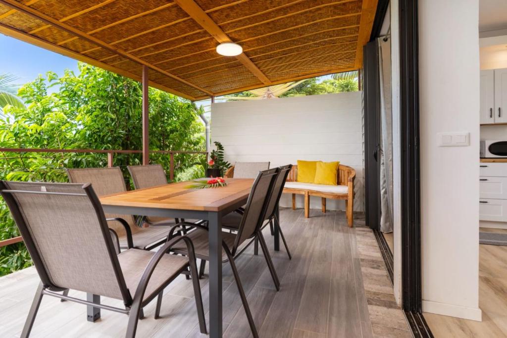 a dining room with a table and chairs at TERA ORA TORU - Lodge and sea view in Papeete