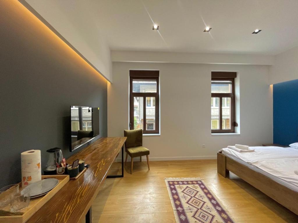 Un pat sau paturi într-o cameră la Engadin's Central Rooms in Old Town