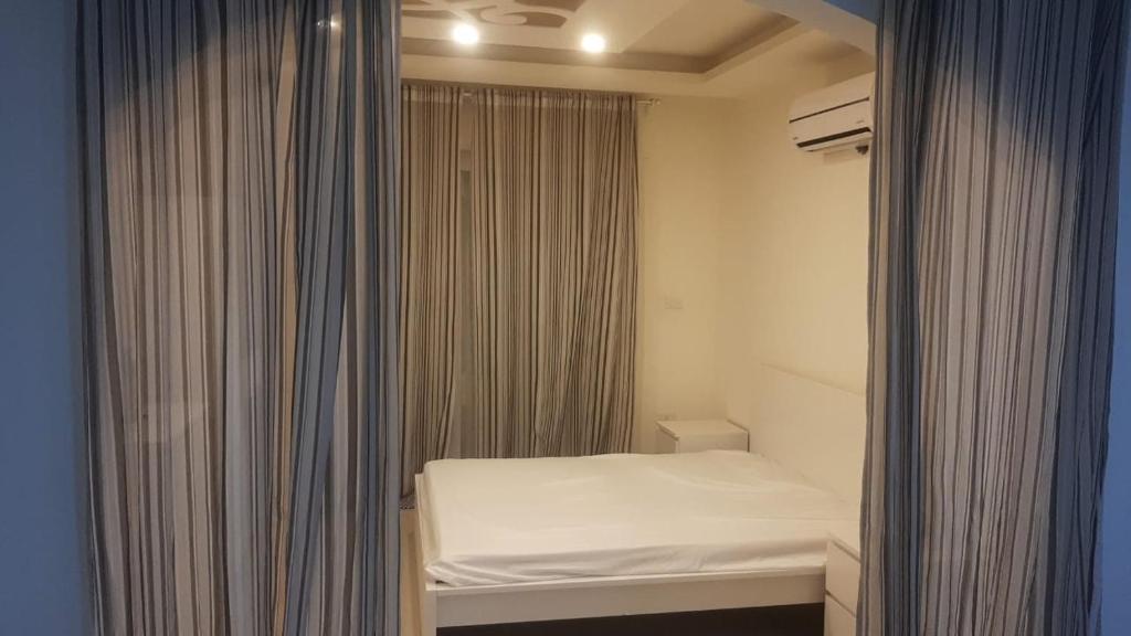 Кровать или кровати в номере Al-Amaari Gardens Compound 3092