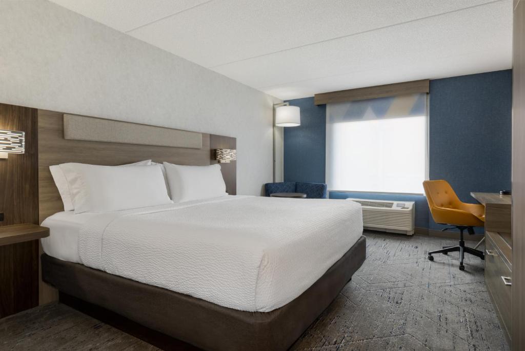 
King Room - Hearing Accessible - Roll-in Shower
