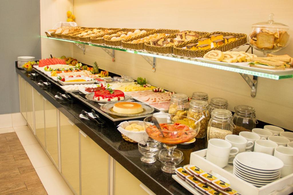 una línea de buffet con muchos tipos diferentes de comida en Hotel KK, en Itu