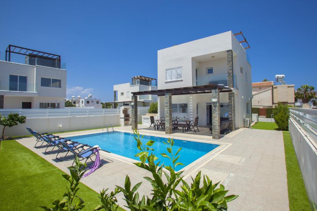 una piscina en el patio trasero de una casa en Protaras Villa Anemoni 6 en Protaras