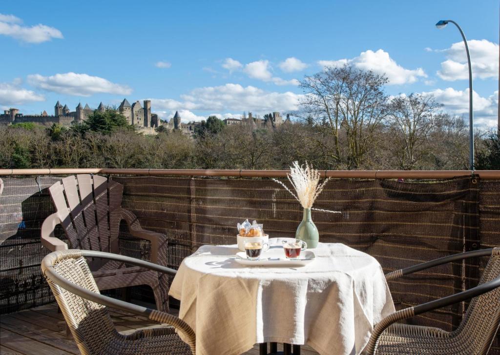 Μπαλκόνι ή βεράντα στο Maison La Djoon,Vue Cité, centre ville Spa Jardin