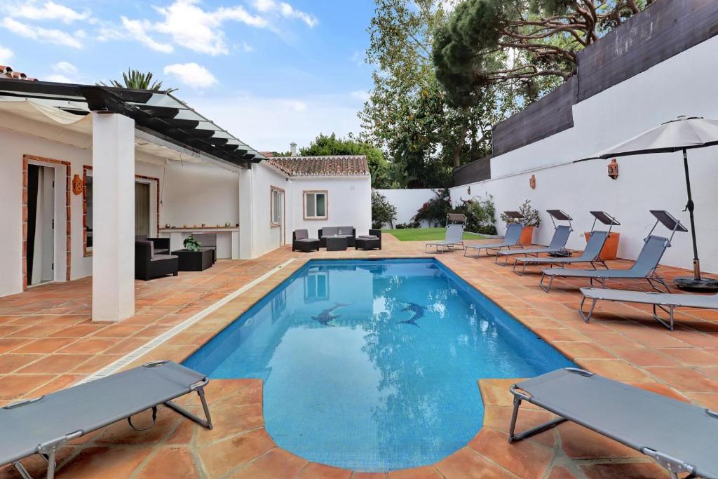 Hermosa y Amplia Casa con Piscina y Garage
