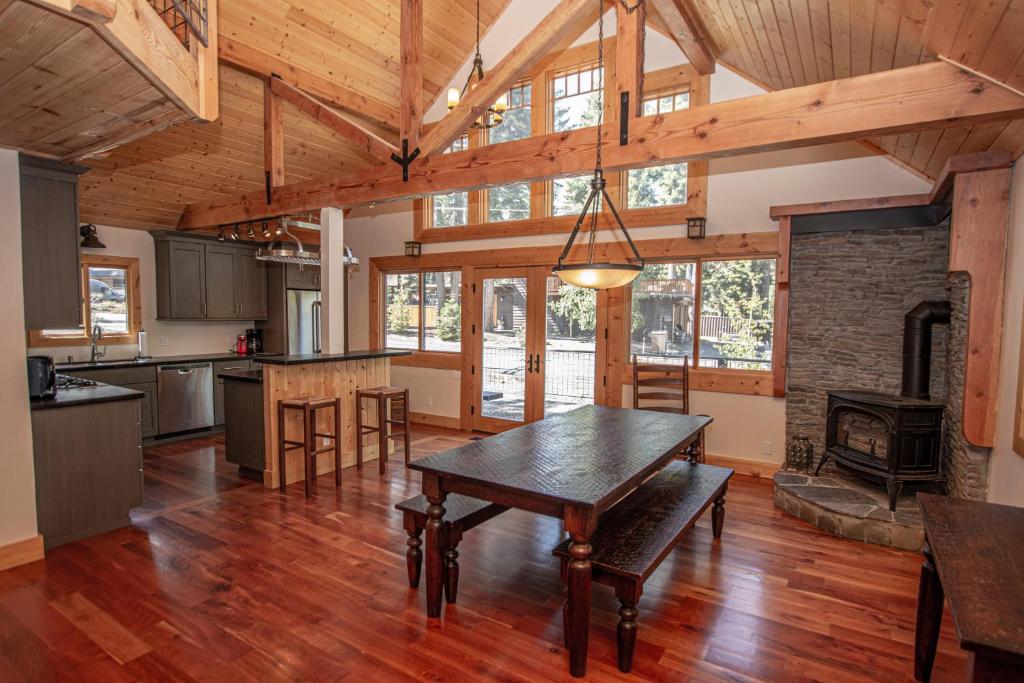 Una cocina abierta y una sala de estar con una mesa y una chimenea. en Bonanza By Hauserman Rentals, en Tahoe City