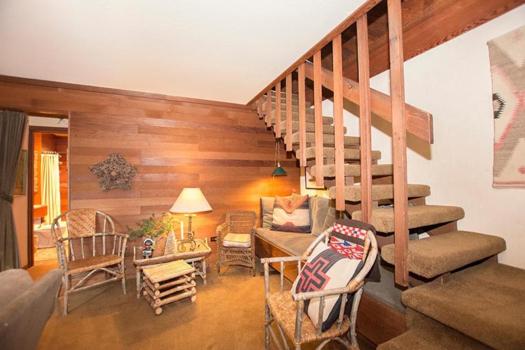 ein Wohnzimmer mit Treppe, Sofa und Stühlen in der Unterkunft Rockwood By Hauserman Rentals in Carnelian Bay