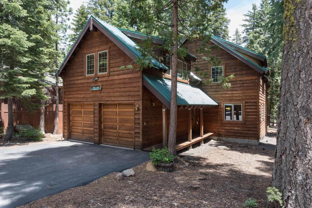 a cabin in the woods with a garage at Celtic Lodge By Hauserman Rentals in Homewood