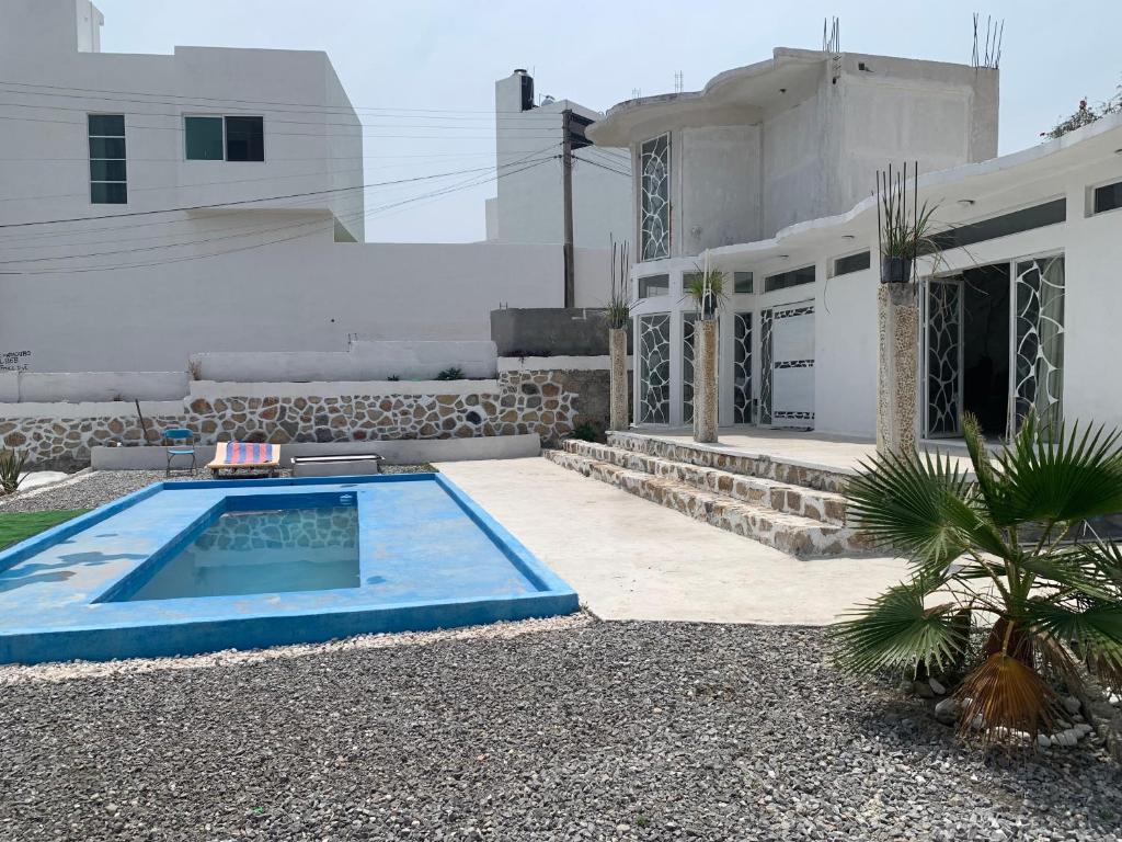 Casa sola con alberca y vista al lago