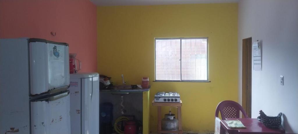 una cucina con frigorifero e finestra di Casa Do junior! ad Ananindeua