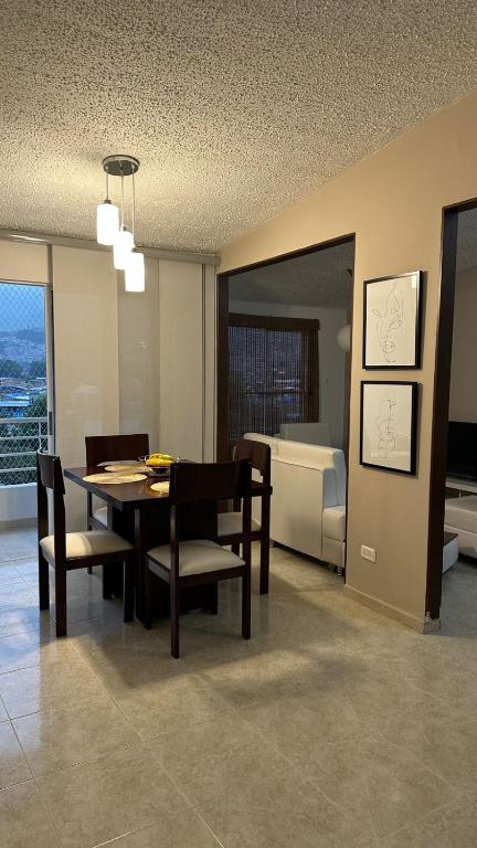 a dining room with a table and chairs and a bedroom at Espectacular! Apartamento en cali in Cali