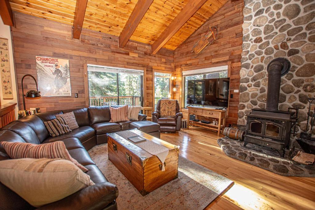 salon z kanapą i kominkiem w obiekcie Home Swede Home By Hauserman Rentals w mieście Tahoe City