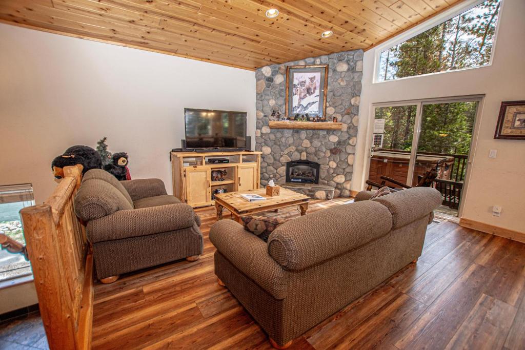 Una sala de estar con dos sofás y una chimenea. en Sherman By Hauserman Rentals, en Tahoma