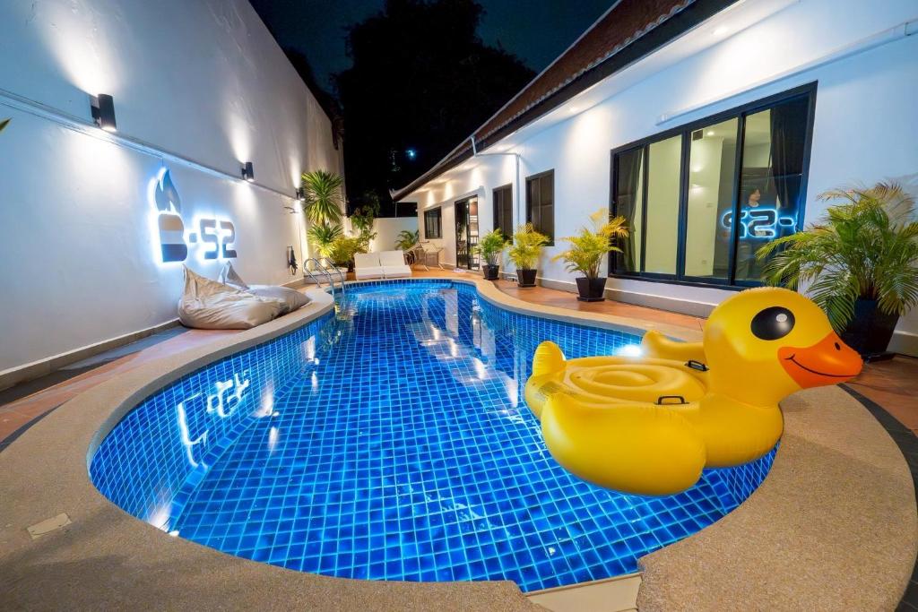 un pato amarillo de goma sentado junto a una piscina en B52 Pool Villa Pattaya, en Pattaya South