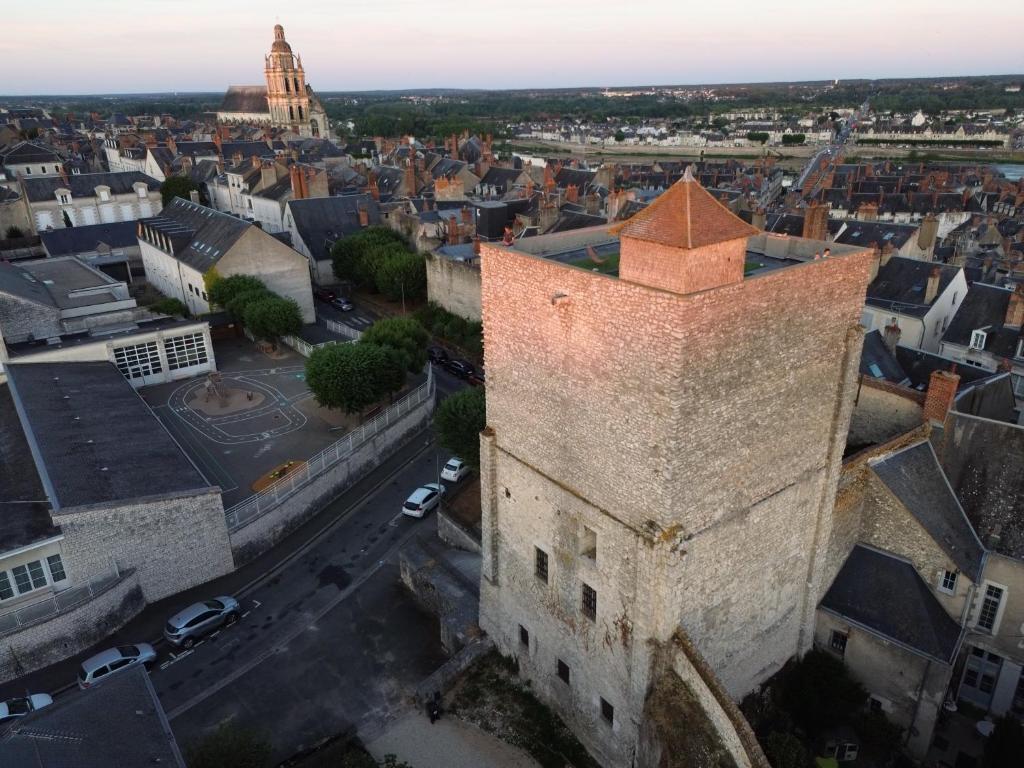 una vista aerea della città di Brasov di Le Donjon Beauvoir - appartement insolite au centre de Blois a Blois