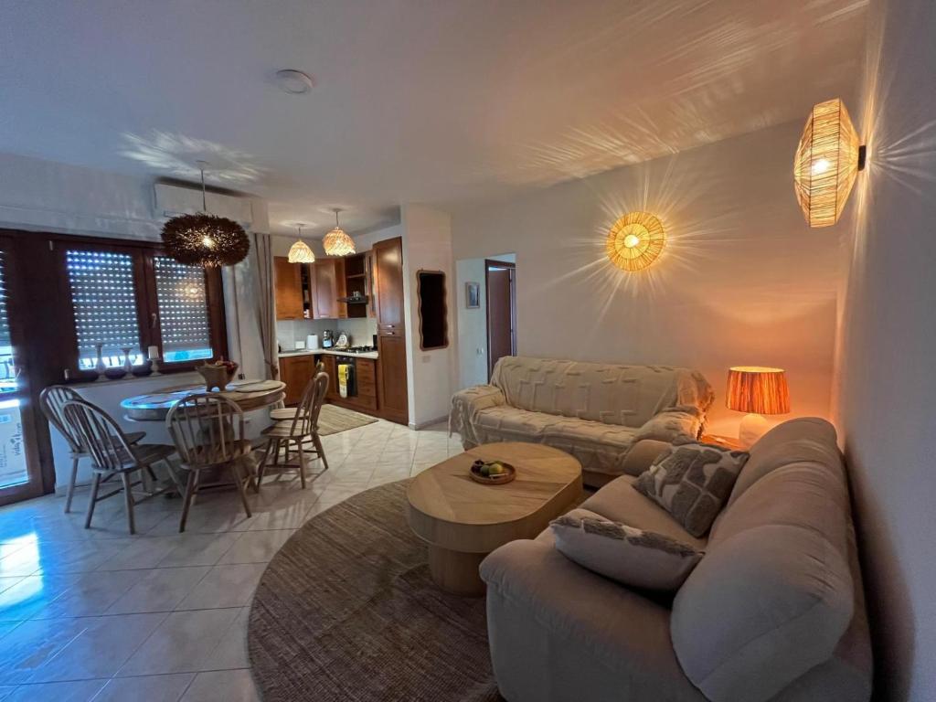 un salon avec un canapé et une table dans l'établissement way2 stay Italy, à Pizzo