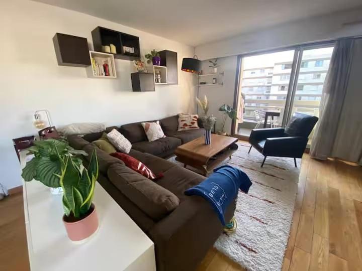 Sunny Oberkampf Escape | Balcony &amp; Views, Paris (updated prices 2025)