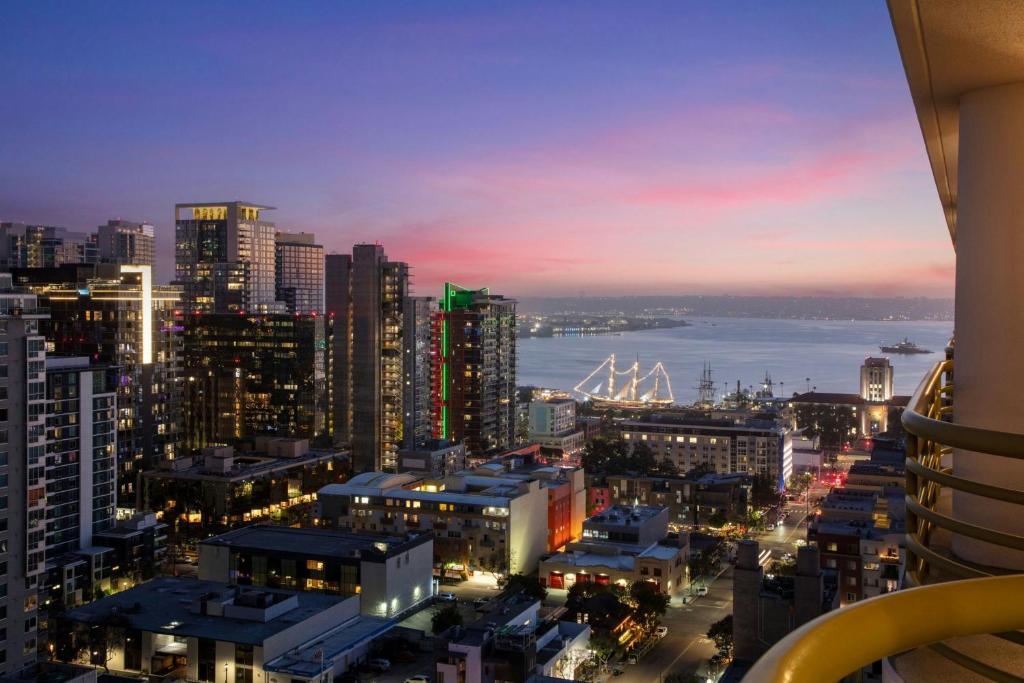サンディエゴにあるCourtyard by Marriott San Diego Downtown Little Italyの夜の街のスカイラインの眺め