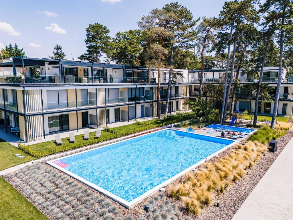 Bazén v ubytování By The Lakeside Apartment nebo v jeho okolí