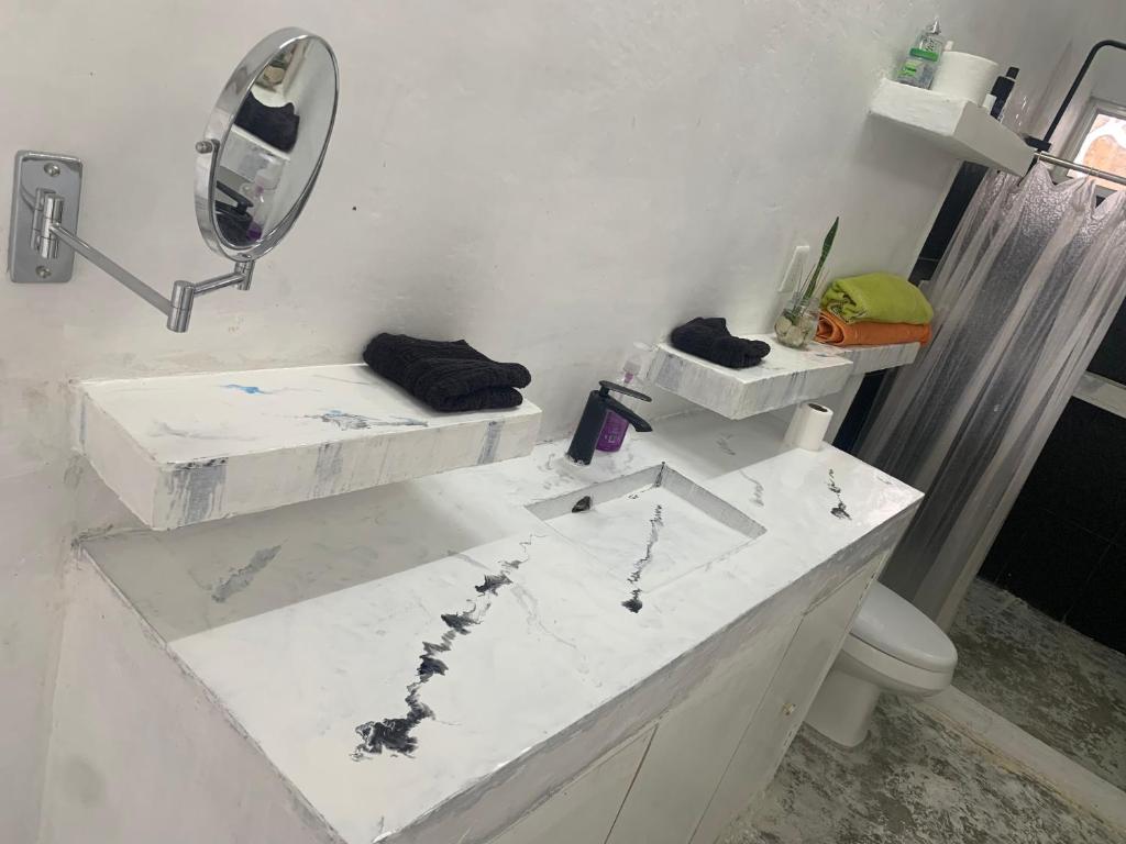 Casa sola con alberca y vista al lago