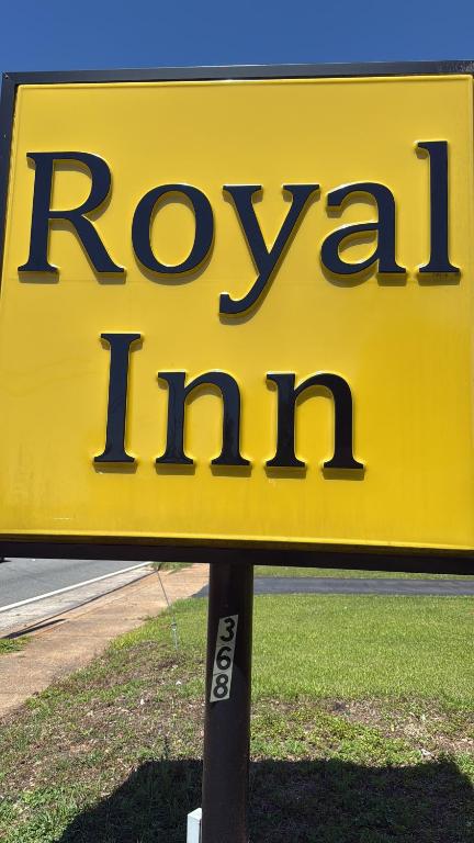Un cartel amarillo de Rolex Inn al costado de una carretera en Royal inn, en Quincy